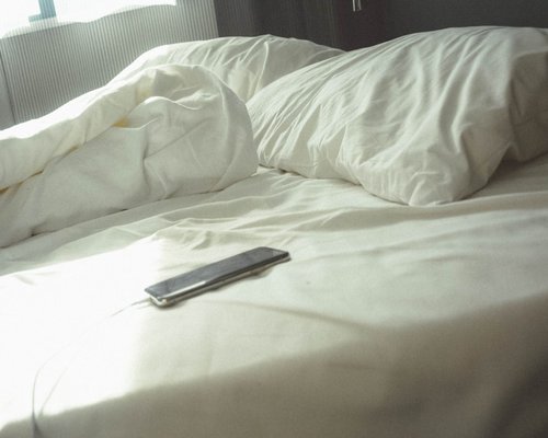 Smartphone usage in bed affecting sleep quality